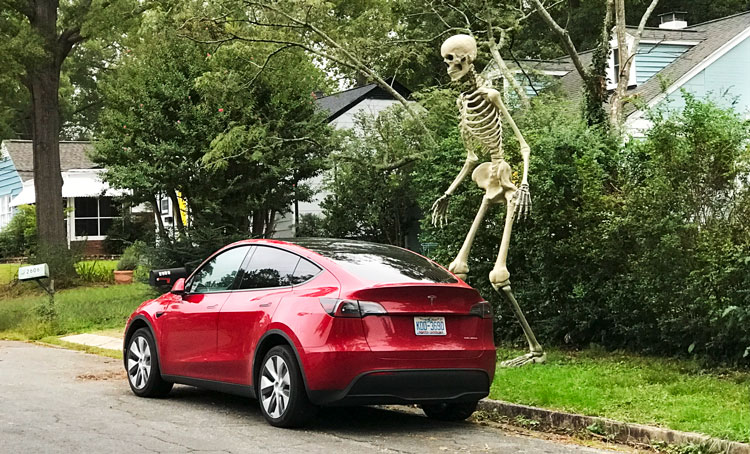 Giant Skeleton of Highland Avenue - Photo by Angel Romero, 2023